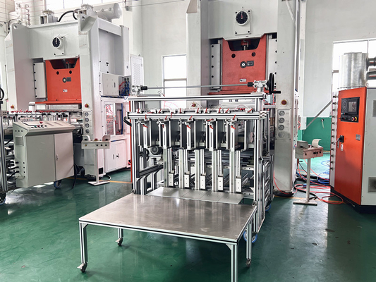 Αγορά εμπορευματοκιβώτιο αλουμινίου 12000pcs/H 26KW που κατασκευάζει τη μηχανή την ασημένια μηχανή εμπορευματοκιβωτίων φύλλων αλουμινίου online manufacture